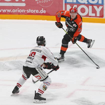 Daniel Wirt Löwen Frankfurt, Nr 70 is looking for his teammate against Peter Spornberger EHC Freiburg, Nr 16 , Löwen Frankfurt vs EHC Freiburg , DEL2, Ice Hockey, 2020 2021 season, 28 02 2021,