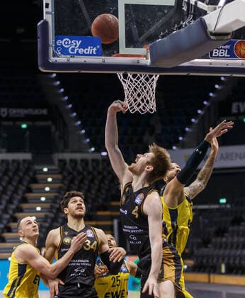 Oldenburg, Lower Saxony, DEU, 28 02 2021, Luc van Slooten right, Basketball Löwen Braunschweig , Gavin Schilling left, Basketball Löwen Braunschweig and Karsten Tadda left, EWE Baskets Oldenburg EWE Baskets Oldenburg vs Löwen Baskets Braunschweig 1 Basketball Bundesliga Saison 2020 2021, 21 Spieltag, Grosse EWE Arena EWE Baskets Oldenburg vs Löwen Baskets Braunschweig www.andreas-burmann.de