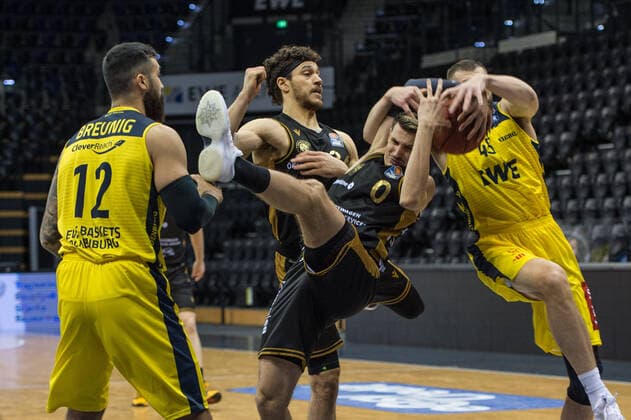 GER, Basketball, EWE Baskets Oldenburg vs Basketball Löwen Braunschweig 28 02 2021, EWE Arena, Oldenburg, GER, easy Credit BBL, EWE Baskets Oldenburg vs Basketball Löwen Braunschweig, in picture Gavin SCHILLING Basketball Löwen Braunschweig 34 Lukas WANK Basketball Löwen Braunschweig 0 Martin BREUNING EWE Baskets Oldenburg 12 Nathan BOOTHE EWE Baskets Oldenburg 45 nordphotoxRojahn nph00310