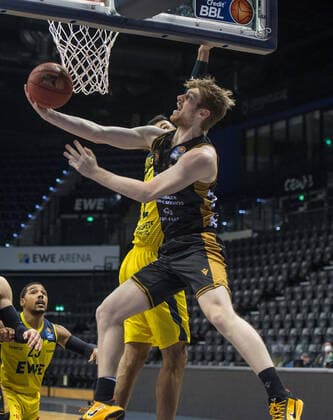 GER, Basketball, EWE Baskets Oldenburg vs Basketball Löwen Braunschweig 28 02 2021, EWE Arena, Oldenburg, GER, easy Credit BBL, EWE Baskets Oldenburg vs Basketball Löwen Braunschweig, in picture Luc VAN SLOOTEN Basketball Löwen Braunschweig 4 Martin BREUNING EWE Baskets Oldenburg 12 nordphotoxRojahn nph00310