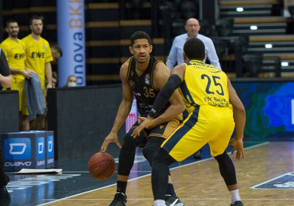 GER, Basketball, EWE Baskets Oldenburg vs Basketball Löwen Braunschweig 28 02 2021, EWE Arena, Oldenburg, GER, easy Credit BBL, EWE Baskets Oldenburg vs Basketball Löwen Braunschweig, in picture Karim JALLOW Basketball Löwen Braunschweig 35 Phil PRESSEY EWE Baskets Oldenburg 25 nordphotoxRojahn nph00310