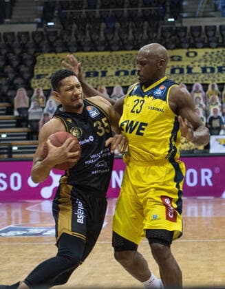 GER, Basketball, EWE Baskets Oldenburg vs Basketball Löwen Braunschweig 28 02 2021, EWE Arena, Oldenburg, GER, easy Credit BBL, EWE Baskets Oldenburg vs Basketball Löwen Braunschweig, in picture Karim JALLOW Basketball Löwen Braunschweig 35 Rickey PAULDING EWE Baskets Oldenburg 23 nordphotoxRojahn nph00310