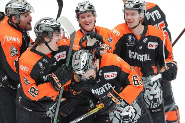 Loewen Frankfurt - EHC Freiburg, DEL 2 From left Mike Mieszkowski Loewen Frankfurt, 48 , Darren Mieszkowski Loewen Frankfurt, 18 ,Stephen MacAulay Loewen Frankfurt, 81 and Luis Schinko Loewen Frankfurt, 12 celebrate the goal to 4 3 in the overtime by Maximilian Faber Loewen Frankfurt, 63 Ice hockey match of the DEL 2 between the Loewen Frankfurt and the EHC Freiburg on 28 February 2021 in the Eissporthalle Frankfurt am Main , Frankfurt am Main Hessen Germany Eissporthalle