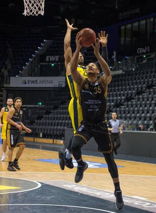 GER, Basketball, EWE Baskets Oldenburg vs Basketball Löwen Braunschweig 28 02 2021, EWE Arena, Oldenburg, GER, easy Credit BBL, EWE Baskets Oldenburg vs Basketball Löwen Braunschweig, in picture Karim JALLOW Basketball Löwen Braunschweig 35 Phil PRESSEY EWE Baskets Oldenburg 25 nordphotoxRojahn nph00310