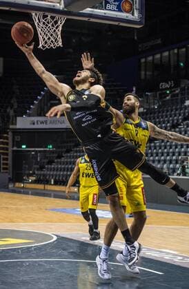 GER, Basketball, EWE Baskets Oldenburg vs Basketball Löwen Braunschweig 28 02 2021, EWE Arena, Oldenburg, GER, easy Credit BBL, EWE Baskets Oldenburg vs Basketball Löwen Braunschweig, in picture Gavin SCHILLING Basketball Löwen Braunschweig 34 Martin BREUNING EWE Baskets Oldenburg 12 nordphotoxRojahn nph00310