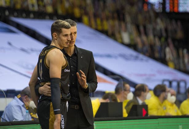 GER, Basketball, EWE Baskets Oldenburg vs Basketball Löwen Braunschweig 28 02 2021, EWE Arena, Oldenburg, GER, easy Credit BBL, EWE Baskets Oldenburg vs Basketball Löwen Braunschweig, in picture Pete STROBL Basketball Löwen Braunschweig Headcoach Trainer Lukas WANK Basketball Löwen Braunschweig 0 nordphotoxRojahn nph00310