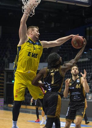 GER, Basketball, EWE Baskets Oldenburg vs Basketball Löwen Braunschweig 28 02 2021, EWE Arena, Oldenburg, GER, easy Credit BBL, EWE Baskets Oldenburg vs Basketball Löwen Braunschweig, in picture Rasid MAHALBASIC EWE Baskets Oldenburg 24 Bazoumana KONE Basketball Löwen Braunschweig 1 Benedikt TURUDIC Basketball Löwen Braunschweig 44 nordphotoxRojahn nph00310