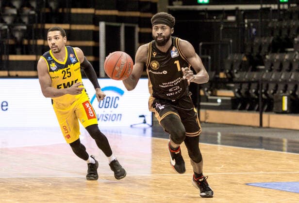 GER, Basketball, EWE Baskets Oldenburg vs Basketball Löwen Braunschweig 28 02 2021, EWE Arena, Oldenburg, GER, easy Credit BBL, EWE Baskets Oldenburg vs Basketball Löwen Braunschweig, in picture Bazoumana KONE Basketball Löwen Braunschweig 1 Phil PRESSEY EWE Baskets Oldenburg 25 nordphotoxRojahn nph00310
