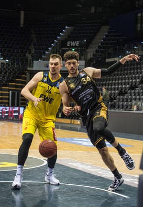 GER, Basketball, EWE Baskets Oldenburg vs Basketball Löwen Braunschweig 28 02 2021, EWE Arena, Oldenburg, GER, easy Credit BBL, EWE Baskets Oldenburg vs Basketball Löwen Braunschweig, in picture Rasid MAHALBASIC EWE Baskets Oldenburg 24 Gavin SCHILLING Basketball Löwen Braunschweig 34 nordphotoxRojahn nph00310