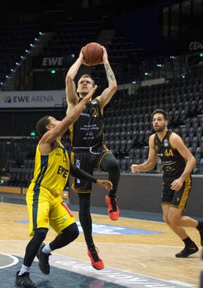 GER, Basketball, EWE Baskets Oldenburg vs Basketball Löwen Braunschweig 28 02 2021, EWE Arena, Oldenburg, GER, easy Credit BBL, EWE Baskets Oldenburg vs Basketball Löwen Braunschweig, in picture Arnas VELICKA Basketball Löwen Braunschweig 24 Phil PRESSEY EWE Baskets Oldenburg 25 Benedikt TURUDIC Basketball Löwen Braunschweig 44 nordphotoxRojahn nph00310