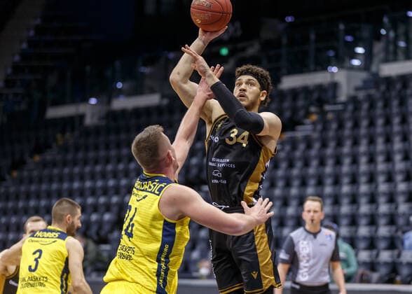 Oldenburg, Lower Saxony, DEU, 28 02 2021, Gavin Schilling right, Basketball Löwen Braunschweig and Rasid Mahalbasic left, EWE Baskets Oldenburg EWE Baskets Oldenburg vs Löwen Baskets Braunschweig 1 Basketball Bundesliga Saison 2020 2021, 21 Spieltag, Grosse EWE Arena EWE Baskets Oldenburg vs Löwen Baskets Braunschweig www.andreas-burmann.de