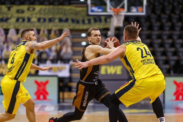 Oldenburg, Lower Saxony, DEU, 28 02 2021, Anthony Watkins center, Basketball Löwen Braunschweig , Rasid Mahalbasic right, EWE Baskets Oldenburg and Keith Hornsby left, EWE Baskets Oldenburg EWE Baskets Oldenburg vs Löwen Baskets Braunschweig 1 Basketball Bundesliga Saison 2020 2021, 21 Spieltag, Grosse EWE Arena EWE Baskets Oldenburg vs Löwen Baskets Braunschweig www.andreas-burmann.de