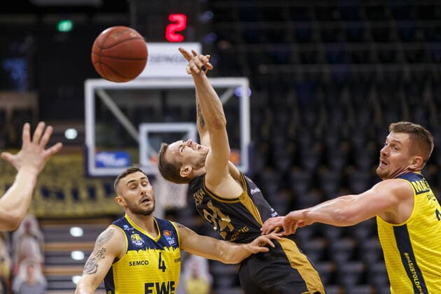 Oldenburg, Lower Saxony, DEU, 28 02 2021, Anthony Watkins center, Basketball Löwen Braunschweig , Rasid Mahalbasic right, EWE Baskets Oldenburg and Keith Hornsby left, EWE Baskets Oldenburg EWE Baskets Oldenburg vs Löwen Baskets Braunschweig 1 Basketball Bundesliga Saison 2020 2021, 21 Spieltag, Grosse EWE Arena EWE Baskets Oldenburg vs Löwen Baskets Braunschweig www.andreas-burmann.de