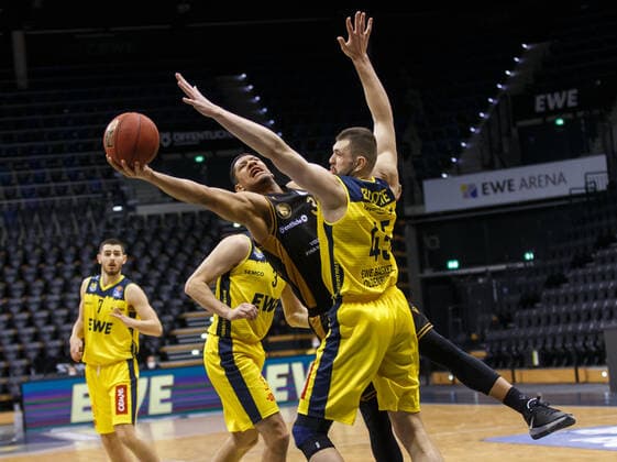 Oldenburg, Lower Saxony, DEU, 28 02 2021, Karim Jallow center, Basketball Löwen Braunschweig , Nathan Boothe right, EWE Baskets Oldenburg EWE Baskets Oldenburg vs Löwen Baskets Braunschweig 1 Basketball Bundesliga Saison 2020 2021, 21 Spieltag, Grosse EWE Arena EWE Baskets Oldenburg vs Löwen Baskets Braunschweig www.andreas-burmann.de