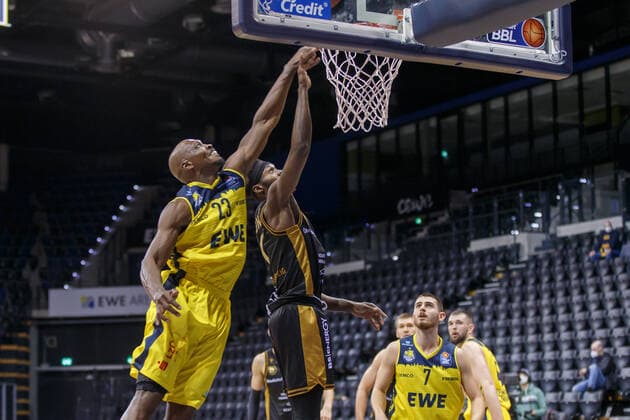 Oldenburg, Lower Saxony, DEU, 28 02 2021, Rickey Paulding left, EWE Baskets Oldenburg EWE Baskets Oldenburg vs Löwen Baskets Braunschweig 1 Basketball Bundesliga Saison 2020 2021, 21 Spieltag, Grosse EWE Arena EWE Baskets Oldenburg vs Löwen Baskets Braunschweig www.andreas-burmann.de