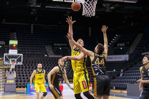 Oldenburg, Lower Saxony, DEU, 28 02 2021, Rasid Mahalbasic left, EWE Baskets Oldenburg and Benedikt Turudic right, Basketball Löwen Braunschweig EWE Baskets Oldenburg vs Löwen Baskets Braunschweig 1 Basketball Bundesliga Saison 2020 2021, 21 Spieltag, Grosse EWE Arena EWE Baskets Oldenburg vs Löwen Baskets Braunschweig www.andreas-burmann.de