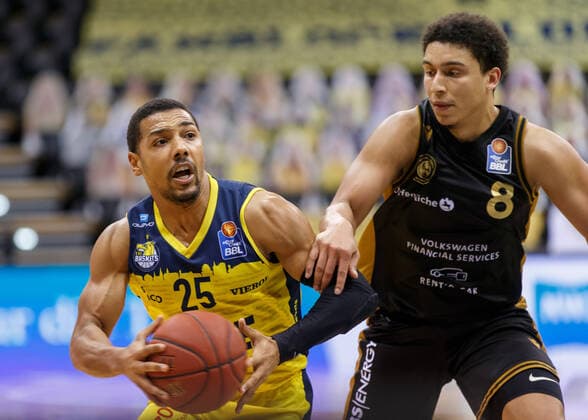 Oldenburg, Lower Saxony, DEU, 28 02 2021, Phil Pressey left, EWE Baskets Oldenburg and James Robinson right, Basketball Löwen Braunschweig , EWE Baskets Oldenburg vs Löwen Baskets Braunschweig 1 Basketball Bundesliga Saison 2020 2021, 21 Spieltag, Grosse EWE Arena EWE Baskets Oldenburg vs Löwen Baskets Braunschweig www.andreas-burmann.de