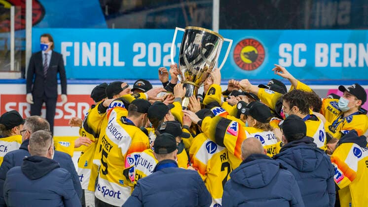Bilder des Jahres 2021, Sport 02 Februar Sport Themen der Woche KW08 Zürich, Schweiz - 28. Februar 2021: Der SC Bern gewinnt den letzten Schweizer Eishockey Cup. Dies war die letzte Austragung. Eishockey *** Zurich, Switzerland 28 February 2021 SC Bern wins the last Swiss Ice Hockey Cup This was the last time ice hockey was played in Switzerland.