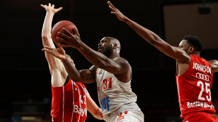 28 02 2021, Basketball, BBL 2020 2021, 21 matchday, FC Bayern Muenchen s Oliver Wuerzburg, GER, Muenchen, Audi Dome, picture from left Leon Radosevic FC Bayern Muenchen , Murphy Holloway s Oliver Wuerzburg and JaJuan Johnson FC Bayern Muenchen Copyright: HMBxMedia xHeikoxBecker