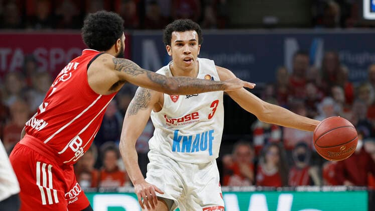 28 02 2021, Basketball, BBL 2020 2021, 21 matchday, FC Bayern Muenchen s Oliver Wuerzburg, GER, Muenchen, Audi Dome, picture from left D J Seeley FC Bayern Muenchen and Tyson Ward s Oliver Wuerzburg. Copyright: HMBxMedia xHeikoxBecker