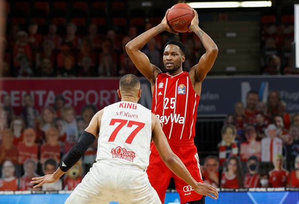 28 02 2021, Basketball, BBL 2020 2021, 21 matchday, FC Bayern Muenchen s Oliver Wuerzburg, GER, Muenchen, Audi Dome, picture from left Alex King s Oliver Wuerzburg and JaJuan Johnson FC Bayern Muenchen Copyright: HMBxMedia xHeikoxBecker