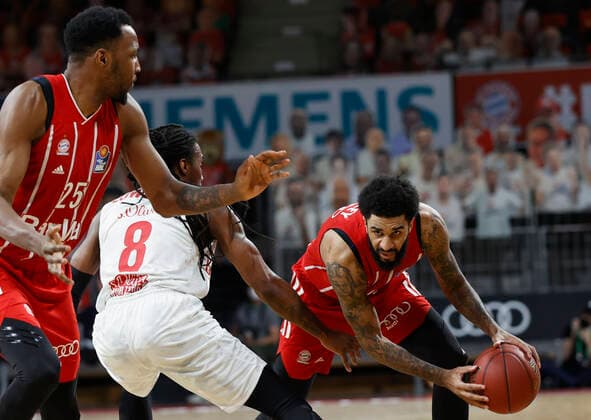 28 02 2021, Basketball, BBL 2020 2021, 21 matchday, FC Bayern Muenchen s Oliver Wuerzburg, GER, Munich, Audi Dome, picture from left JaJuan Johnson FC Bayern Muenchen , Robert Lowery s Oliver Wuerzburg and D J Seeley FC Bayern Muenchen. Copyright: HMBxMedia xHeikoxBecker