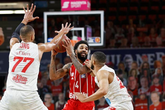 28 02 2021, Basketball, BBL 2020 2021, 21 matchday, FC Bayern Muenchen s Oliver Wuerzburg, GER, Muenchen, Audi Dome, picture from left Alex King s Oliver Wuerzburg , D J Seeley FC Bayern Muenchen and Cameron Hunt s Oliver Wuerzburg. Copyright: HMBxMedia xHeikoxBecker