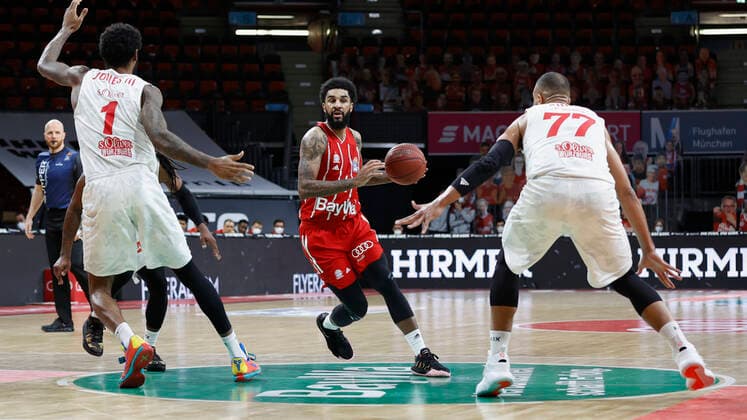 28 02 2021, Basketball, BBL 2020 2021, 21 matchday, FC Bayern Muenchen s Oliver Wuerzburg, GER, Muenchen, Audi Dome, picture from left Perry Jones III s Oliver Wuerzburg , D J Seeley FC Bayern Muenchen and Alex King s Oliver Wuerzburg. Copyright: HMBxMedia xHeikoxBecker