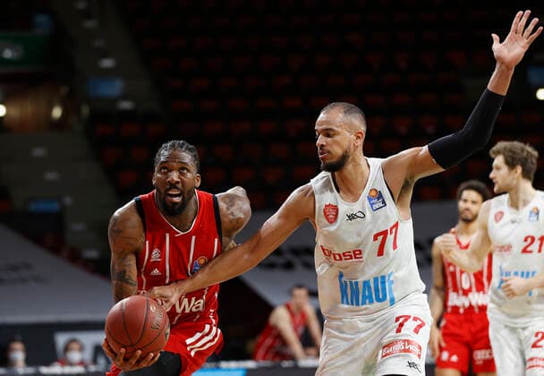 28 02 2021, Basketball, BBL 2020 2021, 21 matchday, FC Bayern Muenchen s Oliver Wuerzburg, GER, Muenchen, Audi Dome, picture from left Jalen Reynolds FC Bayern Muenchen and Alex King s Oliver Wuerzburg Copyright: HMBxMedia xHeikoxBecker