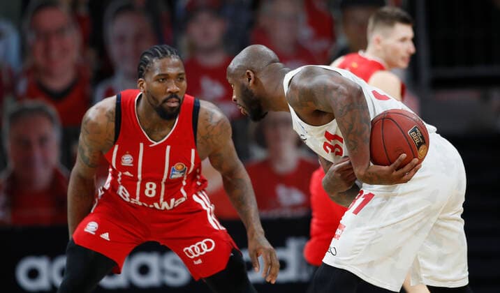 28 02 2021, Basketball, BBL 2020 2021, 21 matchday, FC Bayern Muenchen s Oliver Wuerzburg, GER, Muenchen, Audi Dome, picture from left Jalen Reynolds FC Bayern Muenchen and Murphy Holloway s Oliver Wuerzburg. Copyright: HMBxMedia xHeikoxBecker