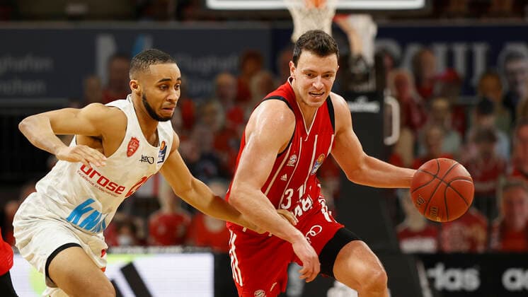 28 02 2021, Basketball, BBL 2020 2021, 21 matchday, FC Bayern Muenchen s Oliver Wuerzburg, GER, Muenchen, Audi Dome, picture from left Cameron Hunt s Oliver Wuerzburg and Zan Mark Sisko FC Bayern Muenchen Copyright: HMBxMedia xHeikoxBecker