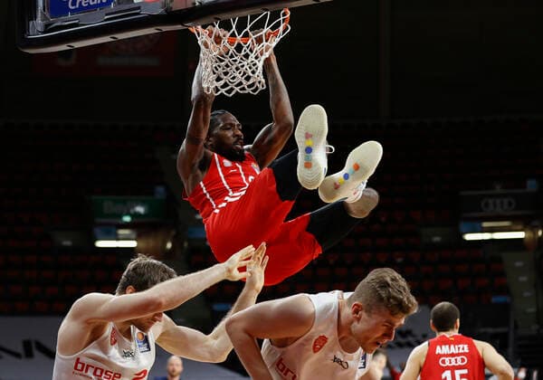 28 02 2021, Basketball, BBL 2020 2021, 21 Matchday, FC Bayern Muenchen s Oliver Wuerzburg, GER, Munich, Audi Dome, Picture Jalen Reynolds FC Bayern Muenchen with a dunk, Florian Koch s Oliver Wuerzburg and Jonas Weitzel s Oliver Wuerzburg , duke it out. Copyright: HMBxMedia xHeikoxBecker