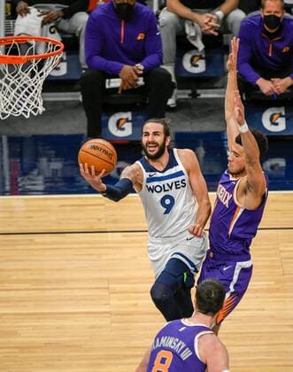 Minnesota Timberwolves Ricky Rubio (C) in action against Phoenix Suns Devin Booker (R), during an NBA, Basketball Herren, USA game at the Target Center stadium in Minneapolis, Minnesota, USA, 28 February 2021. Minnesota Timberwolves vs. Phoenix Suns !ACHTUNG: NUR REDAKTIONELLE NUTZUNG!  Copyright: xCRAIGxLASSIGx AME8843 20210301-637501678378131237