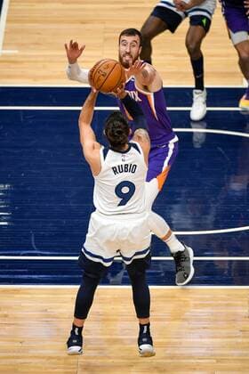 Minnesota Timberwolves Ricky Rubio (bottom) in action against Phoenix Suns Frank Kaminsky (top), during an NBA, Basketball Herren, USA game at the Target Center stadium in Minneapolis, Minnesota, USA, 28 February 2021. Minnesota Timberwolves vs. Phoenix Suns !ACHTUNG: NUR REDAKTIONELLE NUTZUNG!  Copyright: xCRAIGxLASSIGx AME8840 20210301-637501679023462670