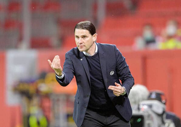 Trainer Gerardo SEOANE (Bern) Gestik, Geste. Fussball Europa League, Sechzehntelfinale Rueckspiel, Bayer 04 Leverkusen (LEV) - Young Boys Bern, am 25.02.2021 in Leverkusen Deutschland. Â *** Coach Gerardo SEOANE Bern gesture, gesture football Europa League, sixteenth-final second leg, Bayer 04 Leverkusen LEV Young Boys Bern, on 25 02 2021 in Leverkusen Germany Â
