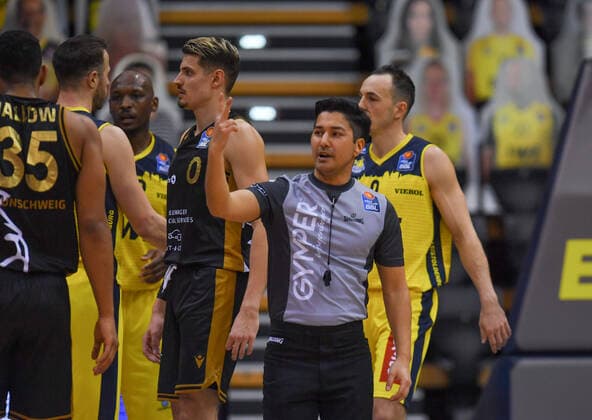 GER, Basketball, EWE Baskets Oldenburg vs Basketball Löwen Braunschweig 28 02 2021, EWE Arena, Oldenburg, GER, easy Credit BBL, EWE Baskets Oldenburg vs Basketball Löwen Braunschweig, in picture number 2 foul Zulfikar ORUZGANI referee DBB nordphotoxRojahn nph00310