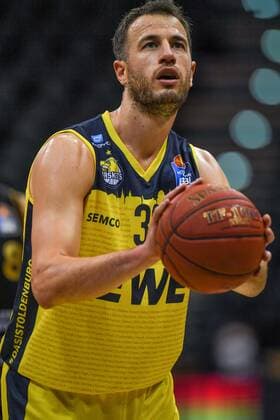 GER, Basketball, EWE Baskets Oldenburg vs Basketball Löwen Braunschweig 28 02 2021, EWE Arena, Oldenburg, GER, easy Credit BBL, EWE Baskets Oldenburg vs Basketball Löwen Braunschweig, in the picture taking a free throw Philipp SCHWETHELM EWE Baskets Oldenburg 33 nordphotoxRojahn nph00310