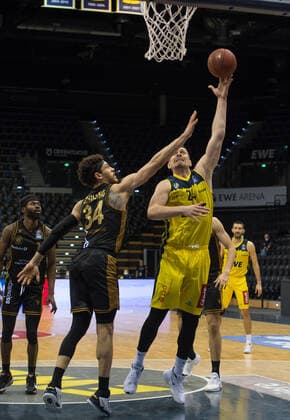 GER, Basketball, EWE Baskets Oldenburg vs Basketball Löwen Braunschweig 28 02 2021, EWE Arena, Oldenburg, GER, easy Credit BBL, EWE Baskets Oldenburg vs Basketball Löwen Braunschweig, in picture Rasid MAHALBASIC EWE Baskets Oldenburg 24 Gavin SCHILLING Basketball Löwen Braunschweig 34 nordphotoxRojahn nph00310