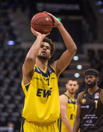 GER, Basketball, EWE Baskets Oldenburg vs Basketball Löwen Braunschweig 28 02 2021, EWE Arena, Oldenburg, GER, easy Credit BBL, EWE Baskets Oldenburg vs Basketball Löwen Braunschweig, pictured shooting free throw Norris AGBAKOKO EWE Baskets Oldenburg 17 nordphotoxRojahn nph00310