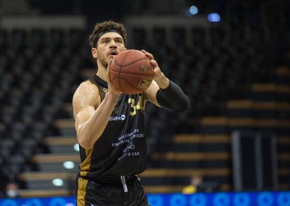 GER, Basketball, EWE Baskets Oldenburg vs Basketball Löwen Braunschweig 28 02 2021, EWE Arena, Oldenburg, GER, easy Credit BBL, EWE Baskets Oldenburg vs Basketball Löwen Braunschweig, pictured shooting free throw Gavin SCHILLING Basketball Löwen Braunschweig 34 nordphotoxRojahn nph00310