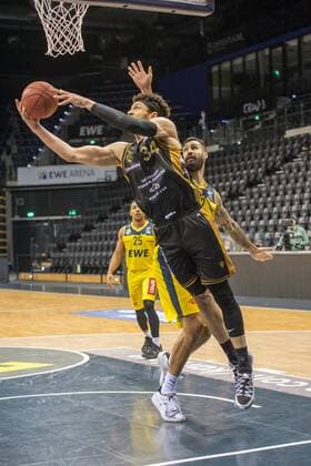 GER, Basketball, EWE Baskets Oldenburg vs Basketball Löwen Braunschweig 28 02 2021, EWE Arena, Oldenburg, GER, easy Credit BBL, EWE Baskets Oldenburg vs Basketball Löwen Braunschweig, in picture Gavin SCHILLING Basketball Löwen Braunschweig 34 Martin BREUNING EWE Baskets Oldenburg 12 nordphotoxRojahn nph00310