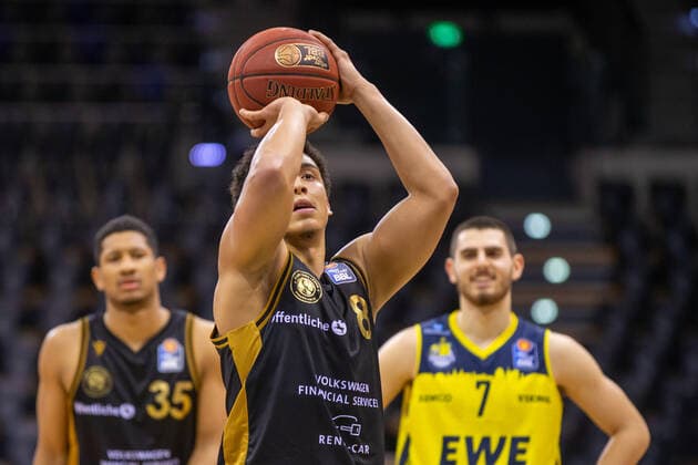 Oldenburg, Lower Saxony, DEU, 28 02 2021, James Robinson center, Basketball Löwen Braunschweig EWE Baskets Oldenburg vs Löwen Baskets Braunschweig 1 Basketball Bundesliga season 2020 2021, 21 match day, Grosse EWE Arena EWE Baskets Oldenburg vs Löwen Baskets Braunschweig. www.andreas-burmann.de