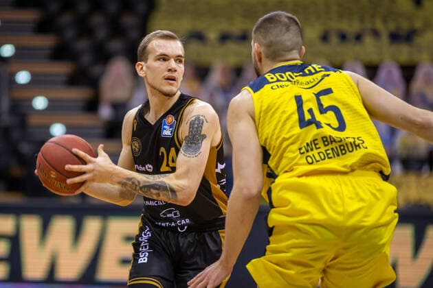 Oldenburg, Lower Saxony, DEU, 28 02 2021, Arnas Velicka left, Basketball Löwen Braunschweig and Nathan Boothe right, EWE Baskets Oldenburg EWE Baskets Oldenburg vs Löwen Baskets Braunschweig 1 Basketball Bundesliga Saison 2020 2021, 21 Spieltag, Grosse EWE Arena EWE Baskets Oldenburg vs Löwen Baskets Braunschweig www.andreas-burmann.de