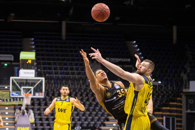 Oldenburg, Lower Saxony, DEU, 28 02 2021, Karim Jallow left, Basketball Löwen Braunschweig and Nathan Boothe right, EWE Baskets Oldenburg EWE Baskets Oldenburg vs Löwen Baskets Braunschweig 1 Basketball Bundesliga Saison 2020 2021, 21 Spieltag, Grosse EWE Arena EWE Baskets Oldenburg vs Löwen Baskets Braunschweig www.andreas-burmann.de