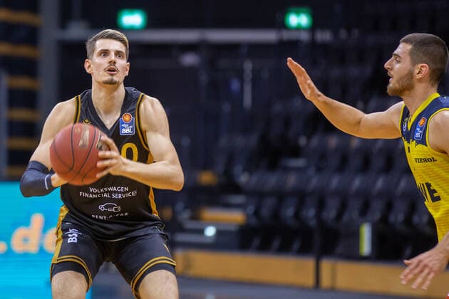 Oldenburg, Lower Saxony, DEU, 28 02 2021, Lukas Wank left, Basketball Löwen Braunschweig and Sebastian Herrera right, EWE Baskets Oldenburg EWE Baskets Oldenburg vs Löwen Baskets Braunschweig 1 Basketball Bundesliga Saison 2020 2021, 21 Spieltag, Grosse EWE Arena EWE Baskets Oldenburg vs Löwen Baskets Braunschweig www.andreas-burmann.de