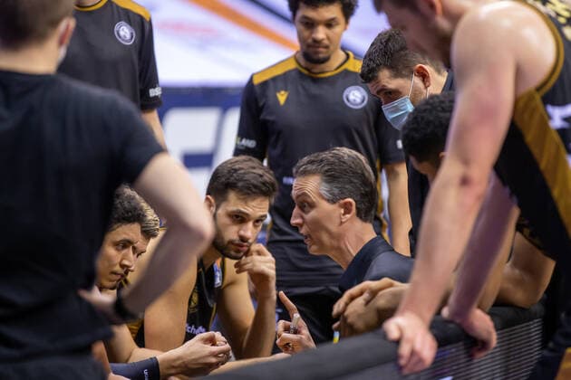 Oldenburg, Lower Saxony, DEU, 28 02 2021, Head Coach Pete Strobl center, Basketball Löwen Braunschweig speaks to his team during a timeout EWE Baskets Oldenburg vs Löwen Baskets Braunschweig 1 Basketball Bundesliga Saison 2020 2021, 21 Spieltag, Grosse EWE Arena EWE Baskets Oldenburg vs Löwen Baskets Braunschweig www.andreas-burmann.de