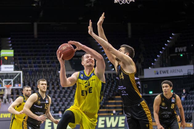 Oldenburg, Lower Saxony, DEU, 28 02 2021, Rasid Mahalbasic center, EWE Baskets Oldenburg and Benedikt Turudic right, Basketball Löwen Braunschweig EWE Baskets Oldenburg vs Löwen Baskets Braunschweig 1 Basketball Bundesliga Saison 2020 2021, 21 Spieltag, Grosse EWE Arena EWE Baskets Oldenburg vs Löwen Baskets Braunschweig www.andreas-burmann.de