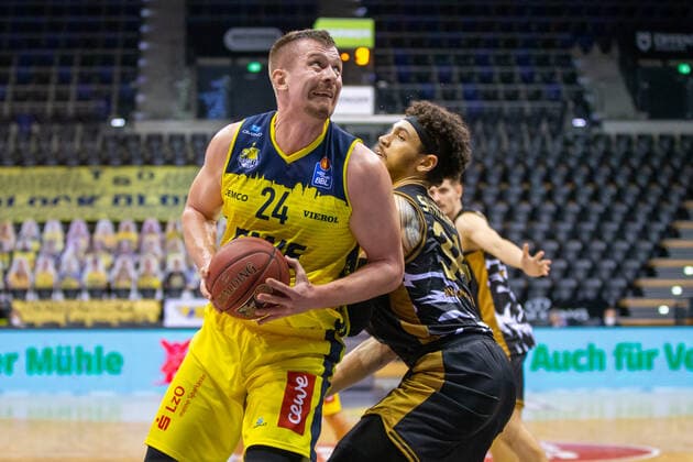 Oldenburg, Lower Saxony, DEU, 28 02 2021, Rasid Mahalbasic left, EWE Baskets Oldenburg and Gavin Schilling right, Basketball Löwen Braunschweig EWE Baskets Oldenburg vs Löwen Baskets Braunschweig 1 Basketball Bundesliga Saison 2020 2021, 21 Spieltag, Grosse EWE Arena EWE Baskets Oldenburg vs Löwen Baskets Braunschweig www.andreas-burmann.de