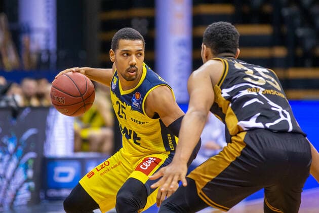 Oldenburg, Lower Saxony, DEU, 28 02 2021, Phil Pressey left, EWE Baskets Oldenburg and Karim Jallow right, Basketball Löwen Braunschweig , EWE Baskets Oldenburg vs Löwen Baskets Braunschweig 1 Basketball Bundesliga Saison 2020 2021, 21 Spieltag, Grosse EWE Arena EWE Baskets Oldenburg vs Löwen Baskets Braunschweig www.andreas-burmann.de
