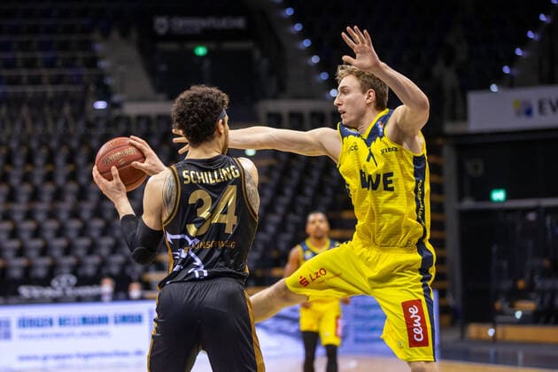 Oldenburg, Lower Saxony, DEU, 28 02 2021, Jacob Hollatz right, EWE Baskets Oldenburg and Gavin Schilling left, Basketball Löwen Braunschweig , EWE Baskets Oldenburg vs Löwen Baskets Braunschweig 1 Basketball Bundesliga Saison 2020 2021, 21 Spieltag, Grosse EWE Arena EWE Baskets Oldenburg vs Löwen Baskets Braunschweig www.andreas-burmann.de